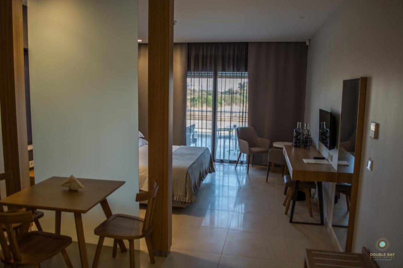 Double Bay Beach Hotel إيلافونيسوس المظهر الخارجي الصورة